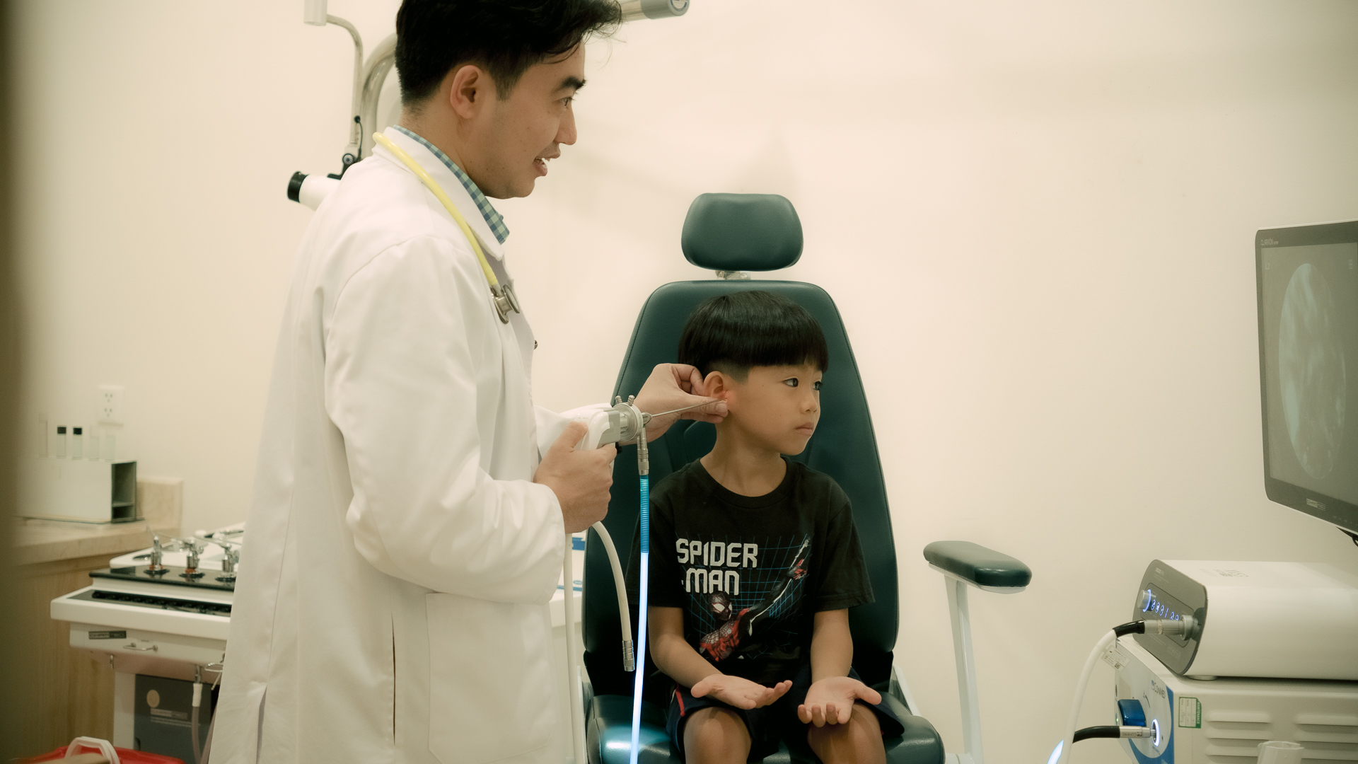 Điều trị viêm tai giữa cấp ở trẻ em an toàn & hiệu quả – Bác sĩ Đức Nha Trang